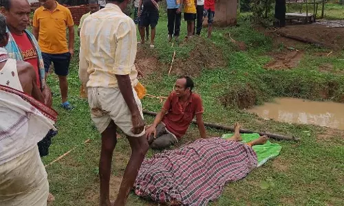 नुआपाड़ा में लगातार बारिश के कारण दीवार गिरने से दो लोगों की मौत हो गई और एक बच्चा घायल नुआपाड़ा में लगातार बारिश के कारण दीवार गिरने से दो लोगों की मौत हो गई और एक बच्चा घायल