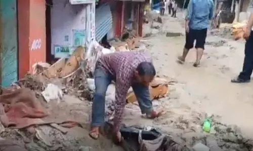 OMG! शिक्षक दंपति का बुरा हाल, घर में रखा 30 लाख कैश बहा