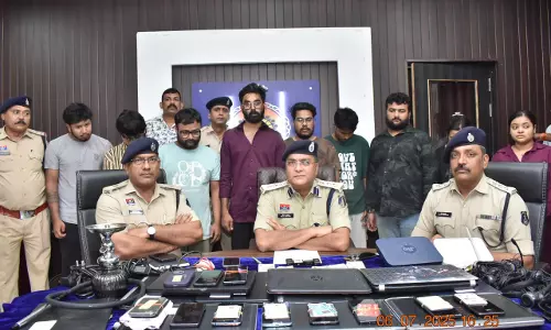 भिलाई में फर्जी कॉल सेंटर का भंडाफोड़, 2 महिला सहित 9 आरोपी गिरफ्तार भिलाई में फर्जी कॉल सेंटर का भंडाफोड़, 2 महिला सहित 9 आरोपी गिरफ्तार