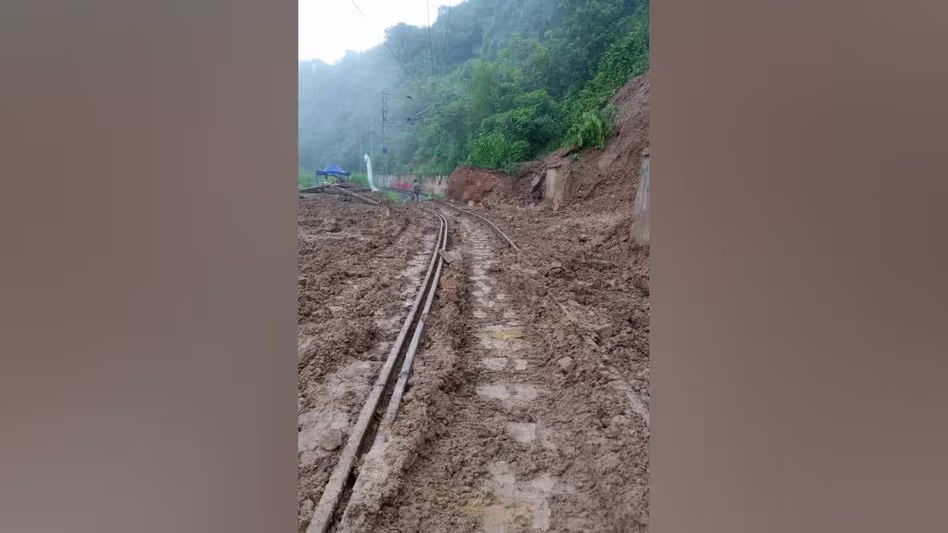 Assam : दिमा हसाओ में भूस्खलन से ट्रेन सेवाएं बाधित गुवाहाटी-सिलचर एक्सप्रेस फंसी Assam : दिमा हसाओ में भूस्खलन से ट्रेन सेवाएं बाधित गुवाहाटी-सिलचर एक्सप्रेस फंसी