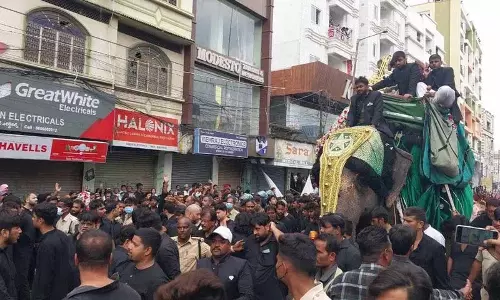 Hyderabad में यौम-ए-आशूरा पर बीबी का आलम जुलूस Hyderabad में यौम-ए-आशूरा पर बीबी का आलम जुलूस