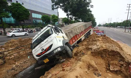 Chandigarh: एयरपोर्ट रोड पर ट्रेलर ट्रक खाई में जा घुसा