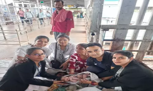 वीर रक्षक! सेना के डॉक्टर ने रेलवे स्टेशन पर महिला को बच्चे को जन्म देने में की मदद