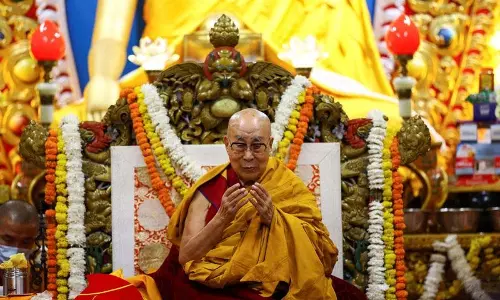 Dalai Lama 90 वर्ष के हुए, उन्होंने वर्षों तक चीन का विरोध करते रहने की शपथ ली Dalai Lama 90 वर्ष के हुए, उन्होंने वर्षों तक चीन का विरोध करते रहने की शपथ ली