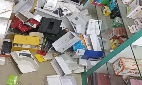 मोबाइल दुकान में चोरी, 2.5 लाख के 20 मोबाइल ले उड़े चोर मोबाइल दुकान में चोरी, 2.5 लाख के 20 मोबाइल ले उड़े चोर