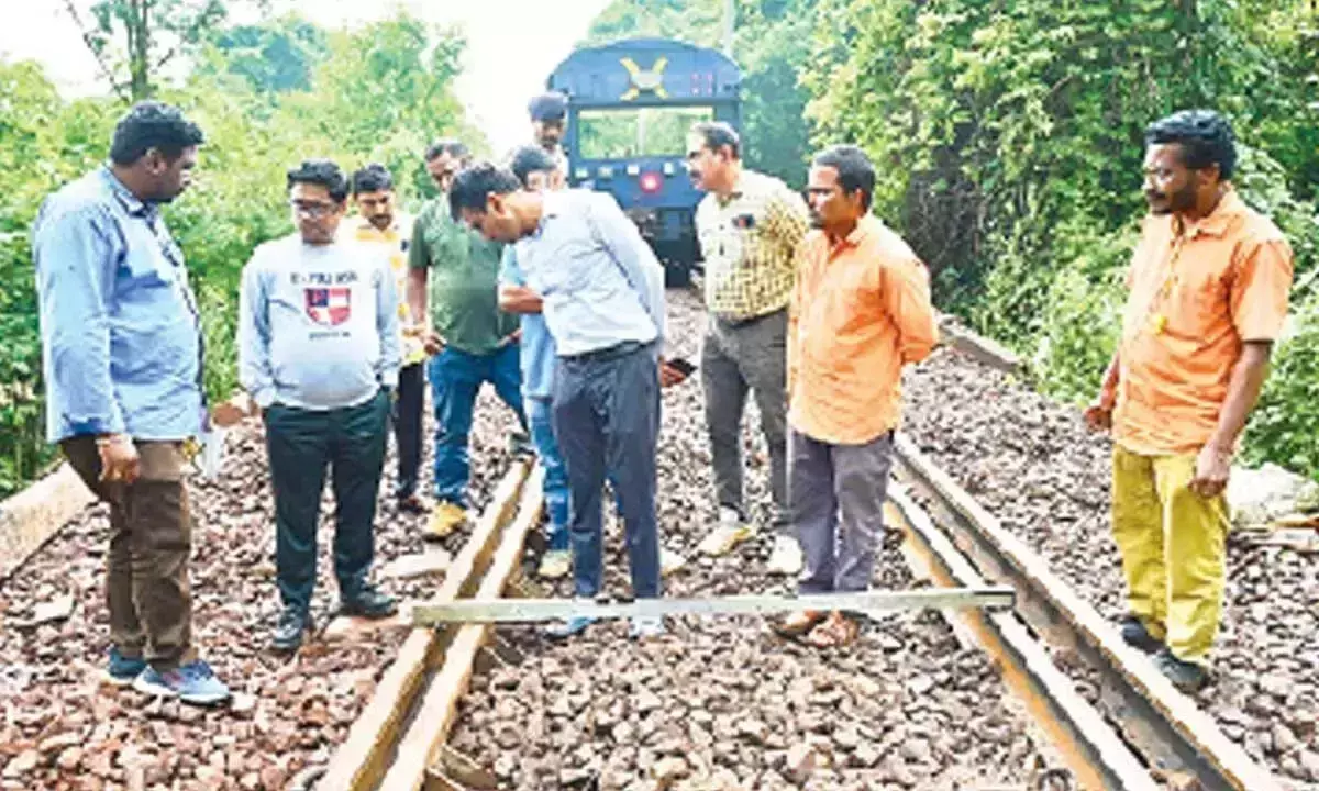 DRM ने कई स्टेशनों पर सुरक्षा निरीक्षण किया DRM ने कई स्टेशनों पर सुरक्षा निरीक्षण किया