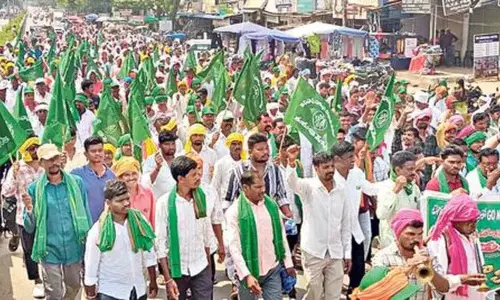 Asifabad में नए बाघ गलियारे को लेकर जीओ 49 के खिलाफ विरोध प्रदर्शन किया Asifabad में नए बाघ गलियारे को लेकर जीओ 49 के खिलाफ विरोध प्रदर्शन किया
