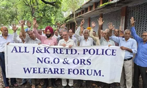 Jammu: वेतन विसंगति को लेकर सेवानिवृत्त पुलिस कर्मियों ने किया प्रदर्शन