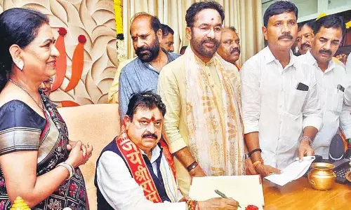 कमल में एक बूढ़ा आदमी कमल में एक बूढ़ा आदमी
