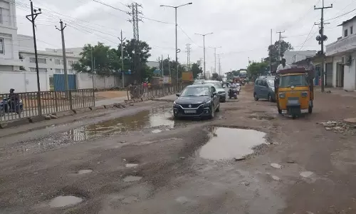 Hyderabad में कटेदान रोड यात्रियों के लिए दुःस्वप्न बन गया Hyderabad में कटेदान रोड यात्रियों के लिए दुःस्वप्न बन गया