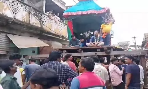 बहुदा यात्रा के दौरान दुर्घटना, रथ के नीचे कुचलकर नाबालिग लड़का घायल बहुदा यात्रा के दौरान दुर्घटना, रथ के नीचे कुचलकर नाबालिग लड़का घायल