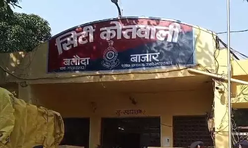 चखना दुकान में शराब पिलाते पकड़ा गया दुकानदार, आबकारी एक्ट के तहत मामला दर्ज चखना दुकान में शराब पिलाते पकड़ा गया दुकानदार, आबकारी एक्ट के तहत मामला दर्ज