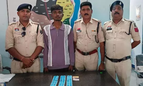 नशीली दवाओं की अवैध बिक्री करने वाला युवक गिरफ्तार, 216 कैप्सूल और नकदी बरामद नशीली दवाओं की अवैध बिक्री करने वाला युवक गिरफ्तार, 216 कैप्सूल और नकदी बरामद