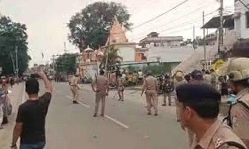 नाबालिग की मौत के बाद प्रदर्शन, चूड़ियां फेंकी गईं, पुलिस पर पथराव