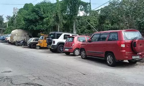 नाले पर अवैध पार्किंग..अधिकारियों को परवाह नहीं