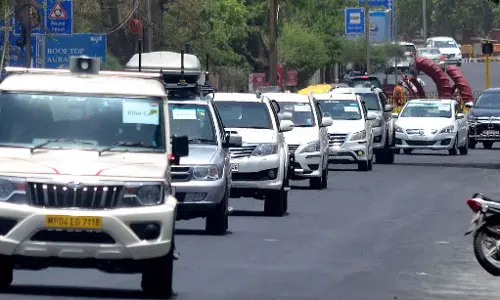 Mathura: होमगार्ड ने डीएम-एसएसपी काफिला रोका, नियमों का पालन किया सराहा