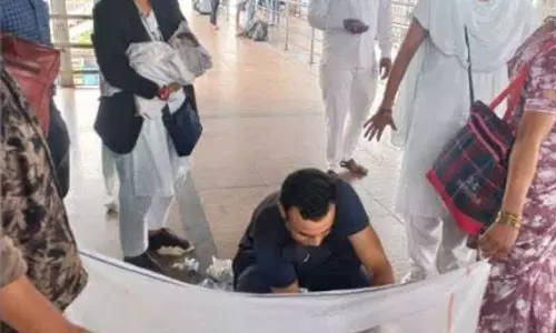 झांसी प्लेटफॉर्म पर सेना की डॉक्टर ने पॉकेट चाकू से बच्चे का जन्म कराया झांसी प्लेटफॉर्म पर सेना की डॉक्टर ने पॉकेट चाकू से बच्चे का जन्म कराया