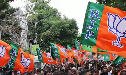 बिहार चुनाव में भगवा खेमे के मुद्दे भी घुसपैठ कर रहे