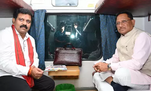 रायपुर से सरगुजा के लिए ट्रेन से रवाना हुए मुख्यमंत्री विष्णु देव साय रायपुर से सरगुजा के लिए ट्रेन से रवाना हुए मुख्यमंत्री विष्णु देव साय