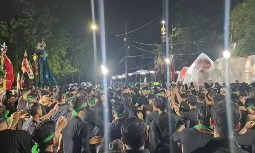 रायपुर में यौमे आशूरा पर निकला मातमी जुलूस, देखें VIDEO... रायपुर में यौमे आशूरा पर निकला मातमी जुलूस, देखें VIDEO...