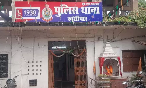 तलवार लहराकर लोगों को धमका रहा था युवक, पुलिस ने रंगे हाथ किया गिरफ्तार
