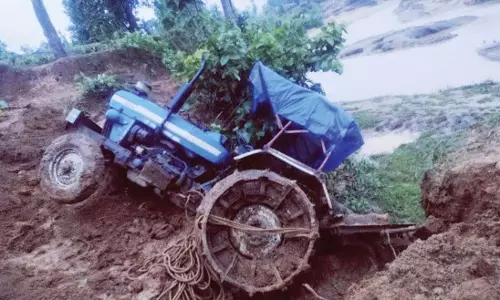 खेत की जुताई कर रहा ट्रैक्टर अनियंत्रित होकर रेण नदी किनारे गड्ढे में गिरा