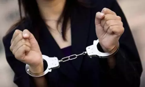 विदेशी शराब के साथ महिला तस्कर गिरफ्तार