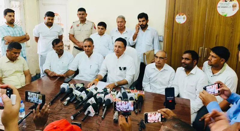 Haryana: सुरजेवाला ने सहायक प्रोफेसर भर्ती में अनियमितता का आरोप लगाया Haryana: सुरजेवाला ने सहायक प्रोफेसर भर्ती में अनियमितता का आरोप लगाया