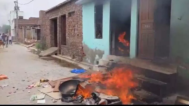 Haryana : भिवानी गांव में मुस्लिम परिवार के घरों में आग लगा दी गई Haryana : भिवानी गांव में मुस्लिम परिवार के घरों में आग लगा दी गई