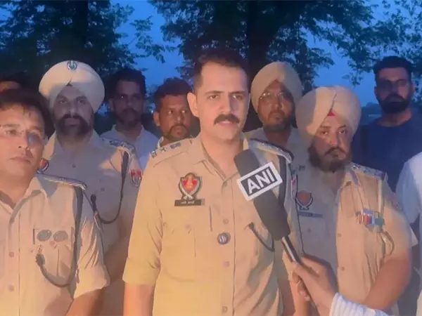 Moga में पुलिस और बदमाशों के बीच मुठभेड़, तीन गिरफ्तार Moga में पुलिस और बदमाशों के बीच मुठभेड़, तीन गिरफ्तार