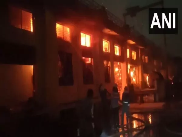 Ghaziabad में पेपर फैक्ट्री में लगी भीषण आग, कोई हताहत नहीं Ghaziabad में पेपर फैक्ट्री में लगी भीषण आग, कोई हताहत नहीं