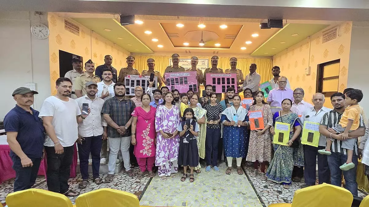 Thane : कल्याण पुलिस ने ₹12.28 लाख मूल्य के 71 खोए या चोरी हुए फोन मालिकों को लौटाए Thane : कल्याण पुलिस ने ₹12.28 लाख मूल्य के 71 खोए या चोरी हुए फोन मालिकों को लौटाए