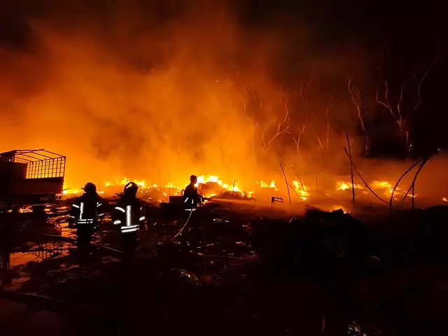 नवी मुंबई में ट्रक टर्मिनल पर भीषण आग लगी, 8 वाहन क्षतिग्रस्त नवी मुंबई में ट्रक टर्मिनल पर भीषण आग लगी, 8 वाहन क्षतिग्रस्त