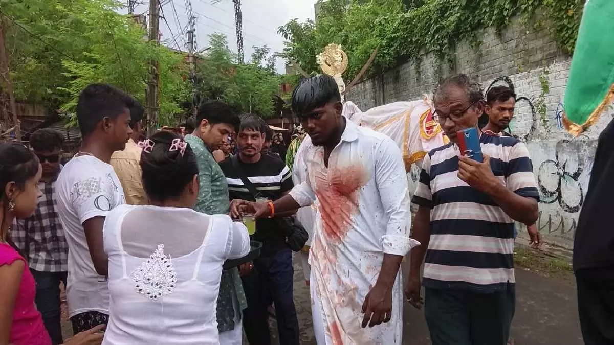 मुहर्रम के शोक जुलूस में उमड़ी भीड़, सौहार्द की अनूठी तस्वीर सामने आई मुहर्रम के शोक जुलूस में उमड़ी भीड़, सौहार्द की अनूठी तस्वीर सामने आई
