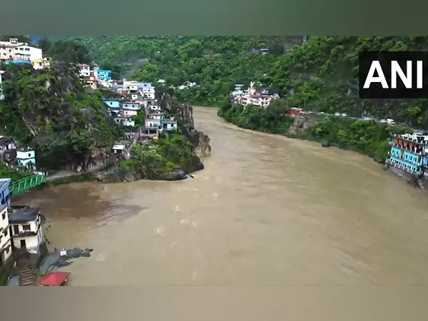 Uttarakhand के कई हिस्सों में भारी बारिश के कारण अलकनंदा नदी में पानी का बहाव तेज हो गया Uttarakhand के कई हिस्सों में भारी बारिश के कारण अलकनंदा नदी में पानी का बहाव तेज हो गया