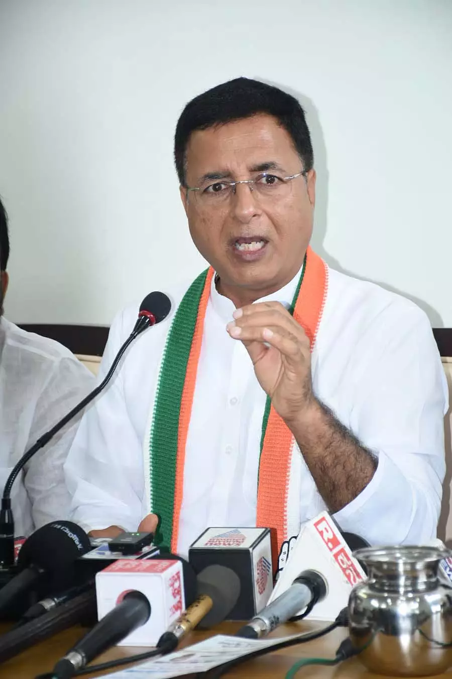 Karnataka : रणदीप सिंह सुरजेवाला आज से फिर करेंगे जनमत सर्वेक्षण Karnataka : रणदीप सिंह सुरजेवाला आज से फिर करेंगे जनमत सर्वेक्षण