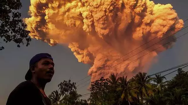 इंडोनेशिया के माउंट लेवोटोबी में विस्फोट, 18 किमी तक फैली राख इंडोनेशिया के माउंट लेवोटोबी में विस्फोट, 18 किमी तक फैली राख