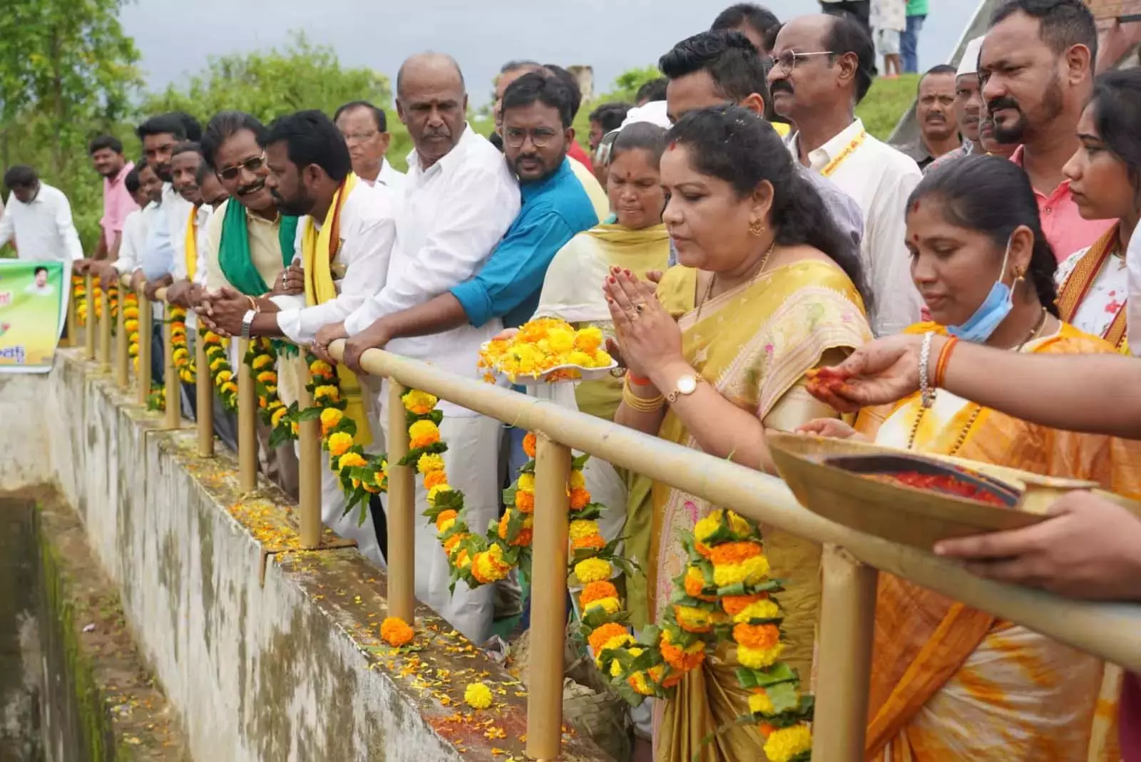 Andhra: मंत्री संध्या रानी ने खरीफ फसल के लिए थोटापल्ली जलाशय का पानी छोड़ा Andhra: मंत्री संध्या रानी ने खरीफ फसल के लिए थोटापल्ली जलाशय का पानी छोड़ा