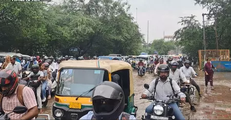 दिल्ली में बारिश बनी मुसीबत: जलभराव और जाम से ऑफिस जाने वाले परेशान दिल्ली में बारिश बनी मुसीबत: जलभराव और जाम से ऑफिस जाने वाले परेशान