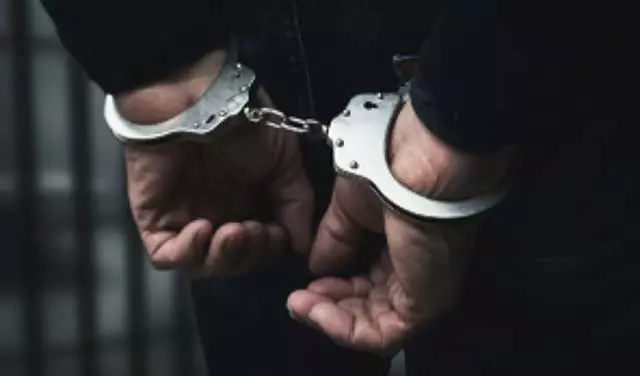 Valpoi पुलिस ने पार्किंग विवाद में चाकू से हमला करने वाले व्यक्ति को गिरफ्तार किया Valpoi पुलिस ने पार्किंग विवाद में चाकू से हमला करने वाले व्यक्ति को गिरफ्तार किया