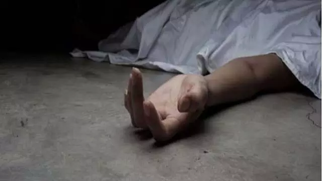 UP में गन्ना बागान के पास महिला का अर्धनग्न शव मिला UP में गन्ना बागान के पास महिला का अर्धनग्न शव मिला