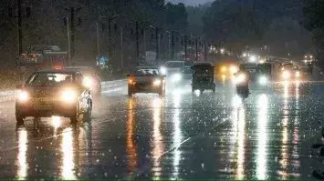 Delhi-NCR में आज बारिश से यातायात और विमान परिचालन प्रभावित Delhi-NCR में आज बारिश से यातायात और विमान परिचालन प्रभावित