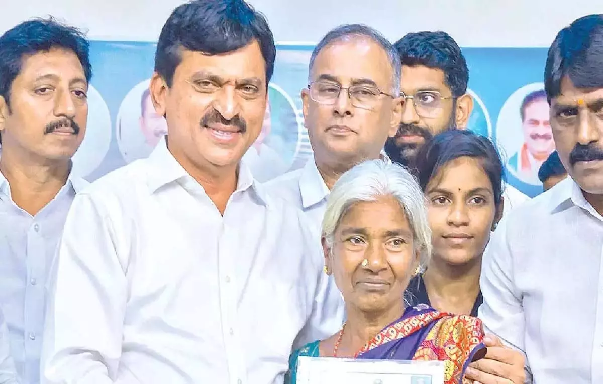 मंत्री पोंगुलेटी ने कोठागुडेम में लाभार्थियों को इंदिराम्मा घर के कागजात वितरित किए मंत्री पोंगुलेटी ने कोठागुडेम में लाभार्थियों को इंदिराम्मा घर के कागजात वितरित किए