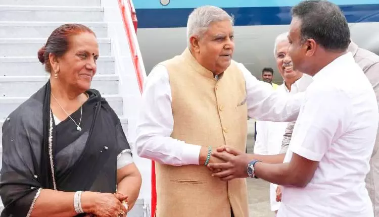 Kerala: खराब मौसम के कारण धनखड़ का हेलीकॉप्टर गुरुवायूर से कोच्चि रवाना Kerala: खराब मौसम के कारण धनखड़ का हेलीकॉप्टर गुरुवायूर से कोच्चि रवाना