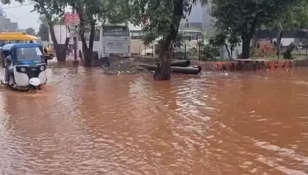 Delhi-NCR में भारी बारिश से जनजीवन अस्त-व्यस्त, प्रमुख सड़कें जलमग्न Delhi-NCR में भारी बारिश से जनजीवन अस्त-व्यस्त, प्रमुख सड़कें जलमग्न