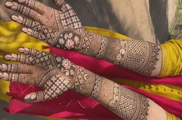 Sawan Mehndi Designs: सावन में अपने हाथों को दें ट्रेडिशनल और ट्रेंडी लुक का परफेक्ट कॉम्बो, ये मेहंदी डिजाइन बना देंगे सबको दीवाना Sawan Mehndi Designs: सावन में अपने हाथों को दें ट्रेडिशनल और ट्रेंडी लुक का परफेक्ट कॉम्बो, ये मेहंदी डिजाइन बना देंगे सबको दीवाना