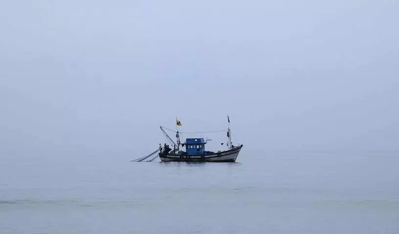 महाराष्ट्र तट पर देखी गई संदिग्ध नाव की तलाश जारी महाराष्ट्र तट पर देखी गई संदिग्ध नाव की तलाश जारी