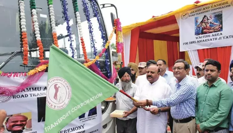 उपमुख्यमंत्री ने जम्मू से कलसारा तक बस सेवा को हरी झंडी दिखाई उपमुख्यमंत्री ने जम्मू से कलसारा तक बस सेवा को हरी झंडी दिखाई