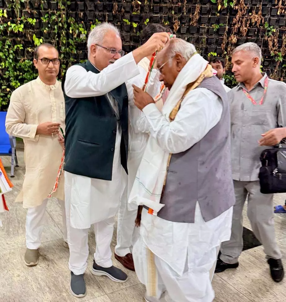 मल्लिकार्जुन खरगे रायपुर पहुंचे मल्लिकार्जुन खरगे रायपुर पहुंचे