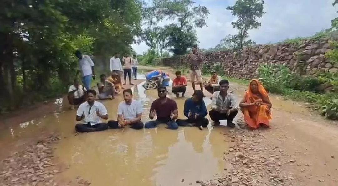 MP : छतरपुर में खराब सड़कों के विरोध में कीचड़ भरे गड्ढों में बैठे ग्रामीण MP : छतरपुर में खराब सड़कों के विरोध में कीचड़ भरे गड्ढों में बैठे ग्रामीण